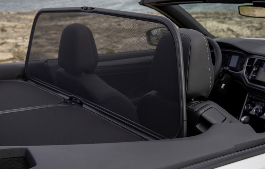 Детали интерьера Volkswagen T-Roc Cabriolet R-Line 2019 года  (WW) (фото 117 из 137)